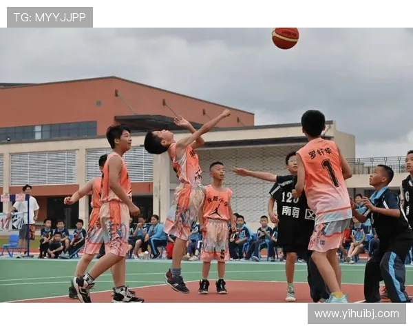 篮球热潮席卷青春校园展现拼搏精神与团队合作魅力 篮球热潮席卷青春校园展现拼搏精神与团队合作魅力